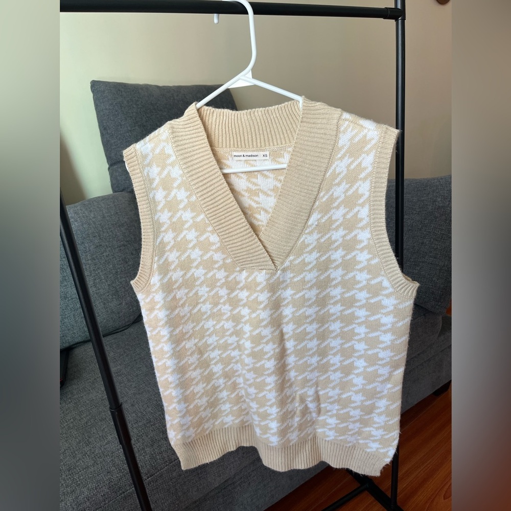Moon & Madison Cream and White Houndstooth Vest
